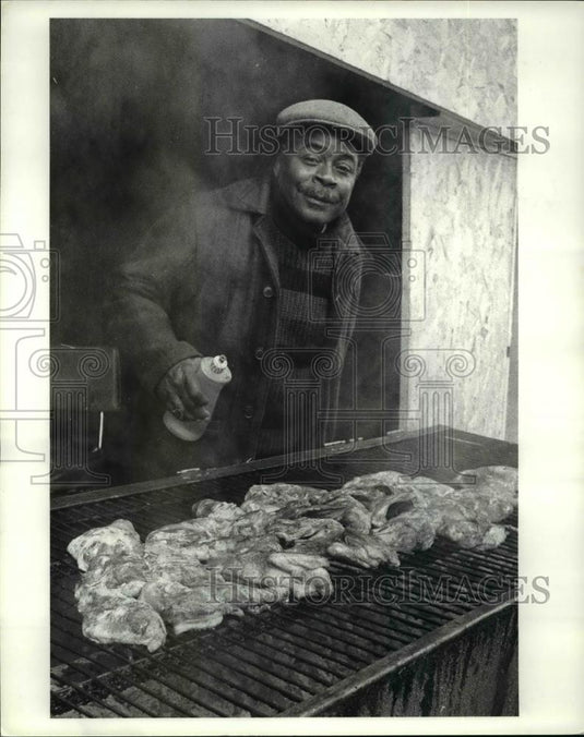 1986 Press Photo Johnnie farmer cooks chicken in front of Freddy's Rib House - Historic Images