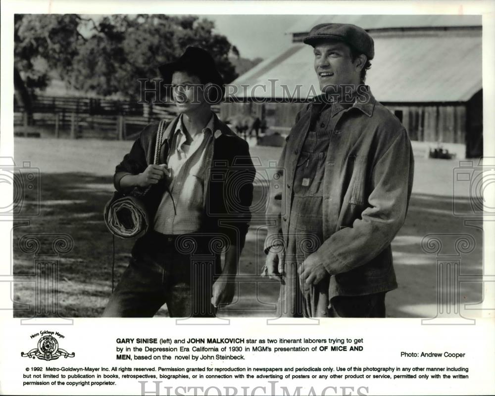 1992 Press Photo Gary Sinise and John Malkovich star in Of Mice and Men - Historic Images