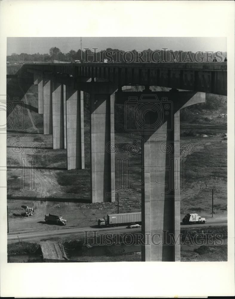 1980 Press Photo The construction of the bridge on the Cuyahoga River - Historic Images