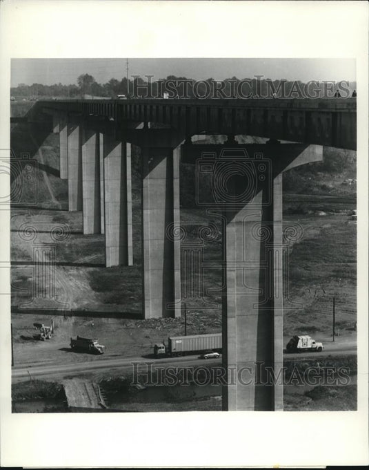 1980 Press Photo The construction of the bridge on the Cuyahoga River - Historic Images