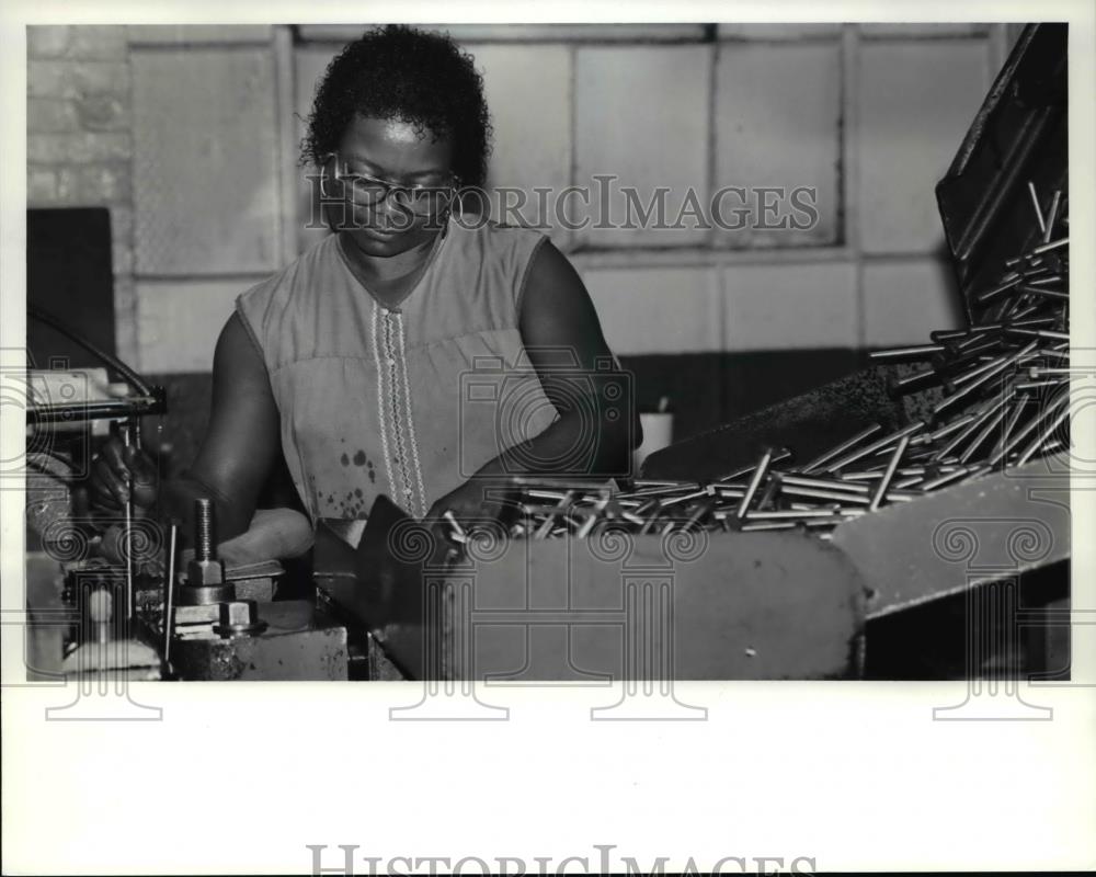 1991 Press Photo Mattie Wooten, machine operator at Ferry Cap &amp; Set Screw Co - Historic Images
