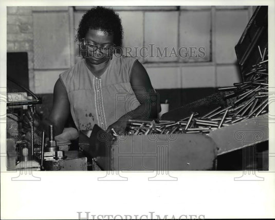 1991 Press Photo Mattie Wooten, machine operator at Ferry Cap & Set Screw Co - Historic Images