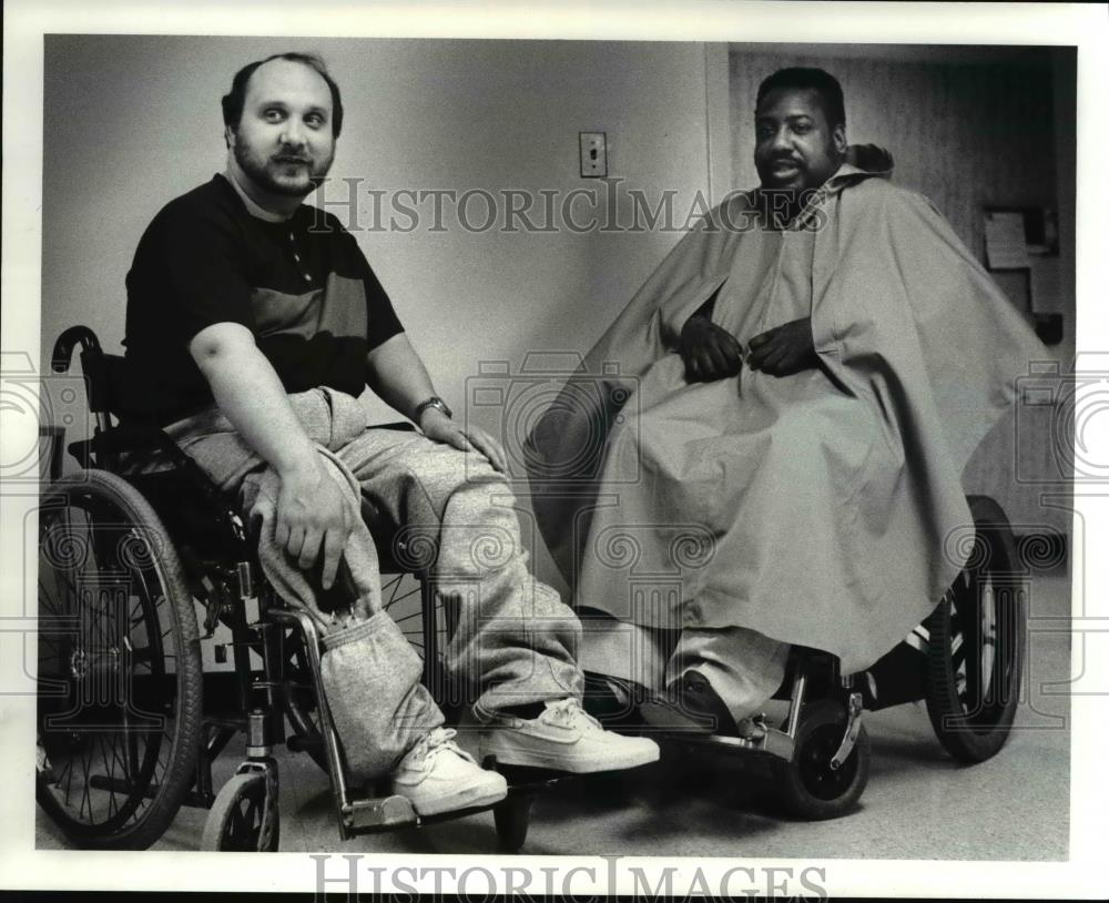 1986 Press Photo Paul Cheremea and Emmett Carmichael at V. A. Hospital - Historic Images