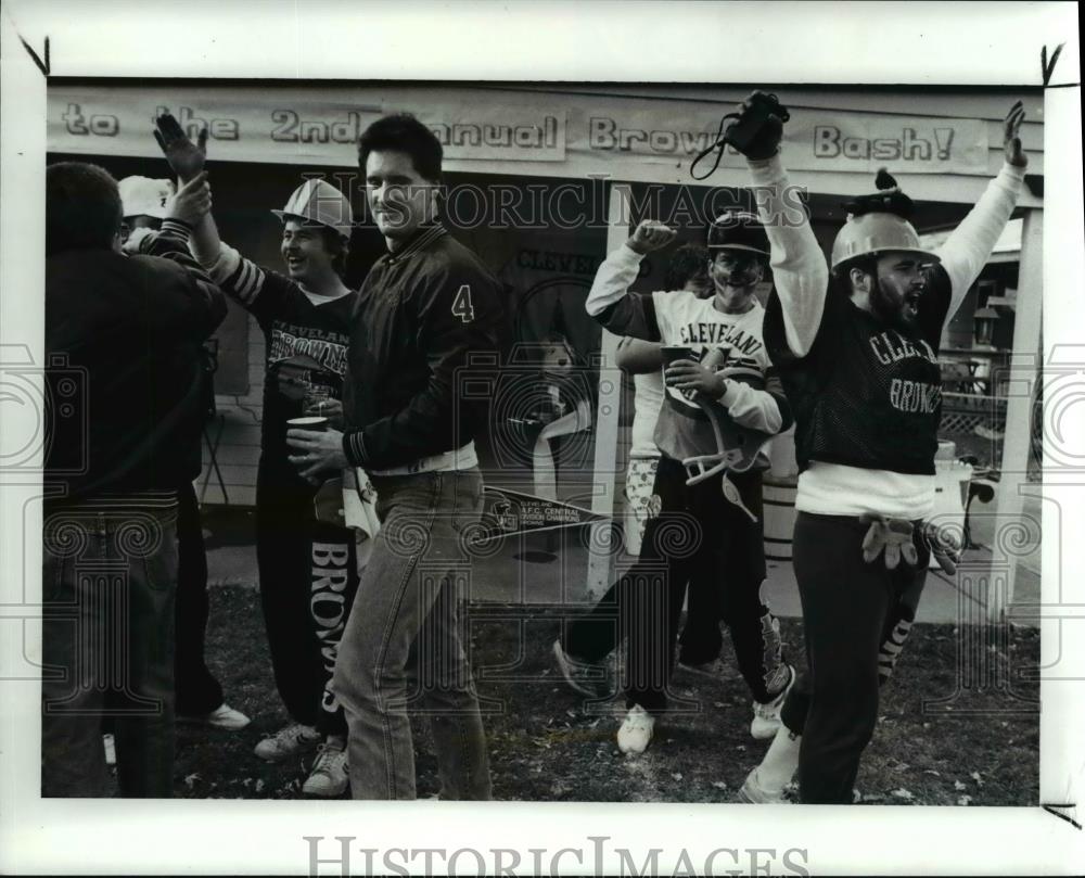 1989 Press Photo Bob Urbansky Jr and Friends at Browns Bash at Brook Park - Historic Images