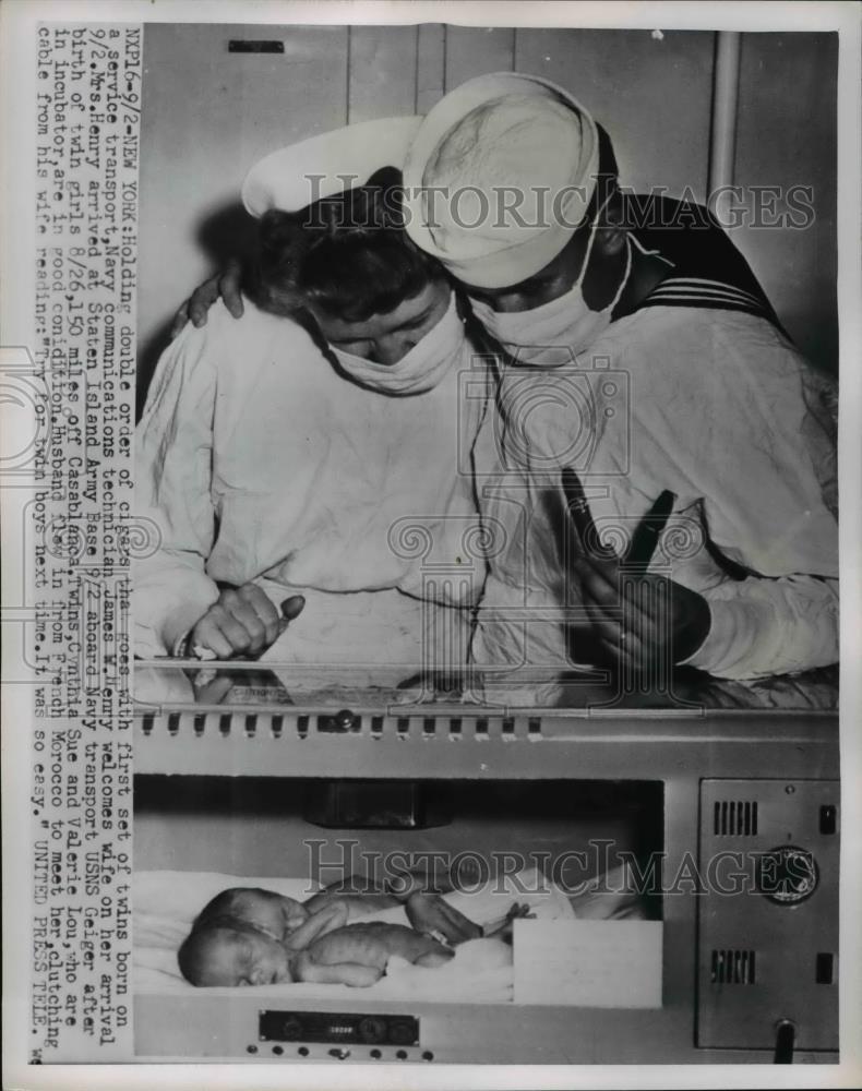 1954 Press Photo James W. Henry &amp; Wife Look at Twins in Army Transport Incubator - Historic Images