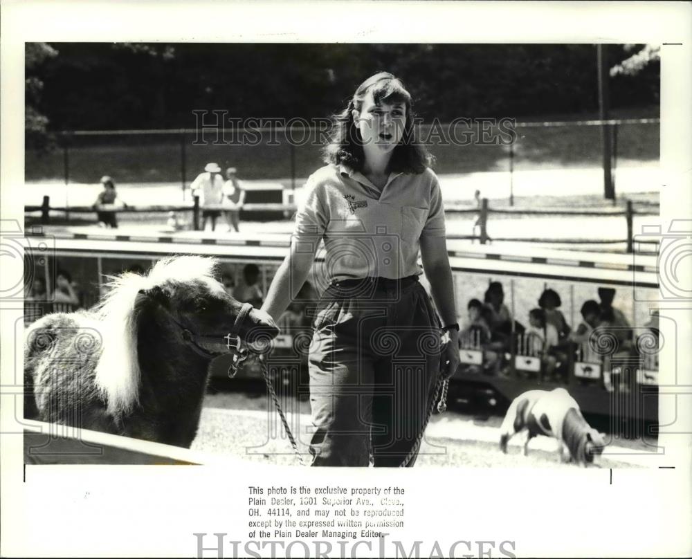 1988 Press Photo Susan Scott runs children farm at summer job at Cleveland Zoo - Historic Images