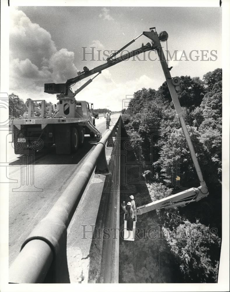 1983 Press Photo The Snooper working on Lake County bridge - Historic Images