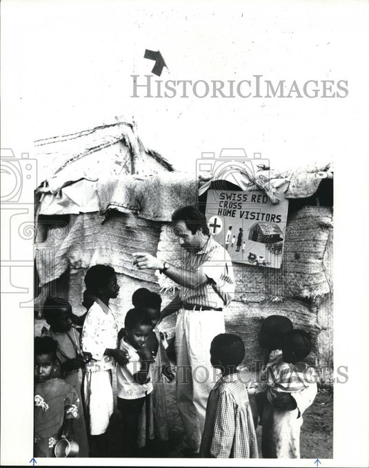 1985 Press Photo Nurse Claus Dissier with the Swiss Red Cross Home Visitors - Historic Images
