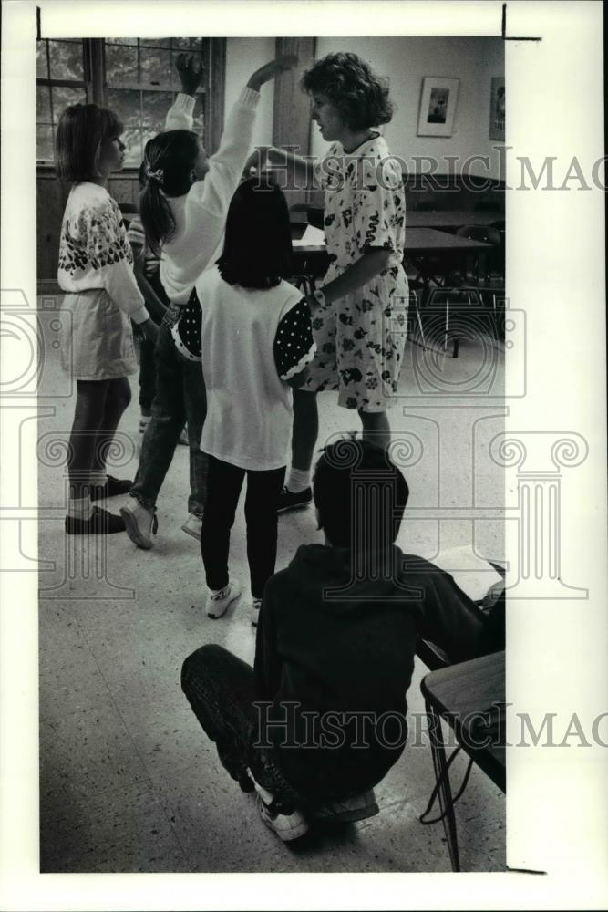 1990 Press Photo Cathy Weber with the children at the Wildwood Culture Center - Historic Images