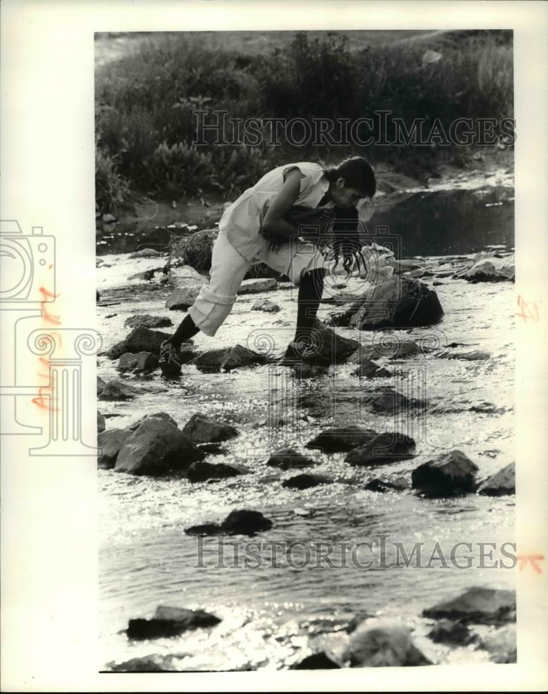 1981 Press Photo Illegal alien crossing the river - Historic Images