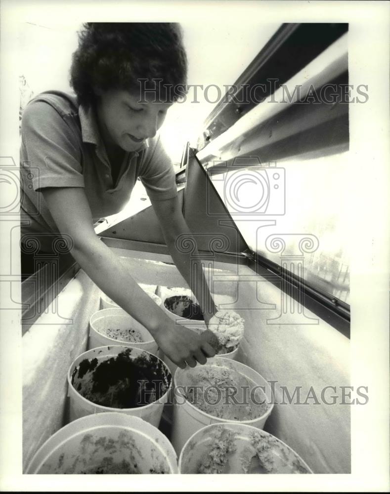 1986 Press Photo Amy Lippett scoops the ice cream - Historic Images