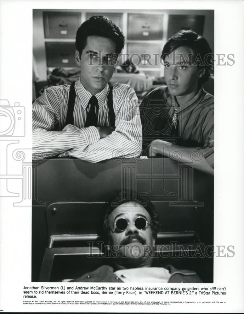 1994 Press Photo Jonathan Silverman, Andrew McCarthy in Weekend at Bernie's 2 - Historic Images