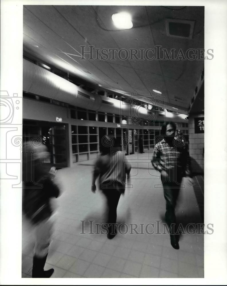 1991 Press Photo Hallway of the new Convocation center during - cva56526 - Historic Images