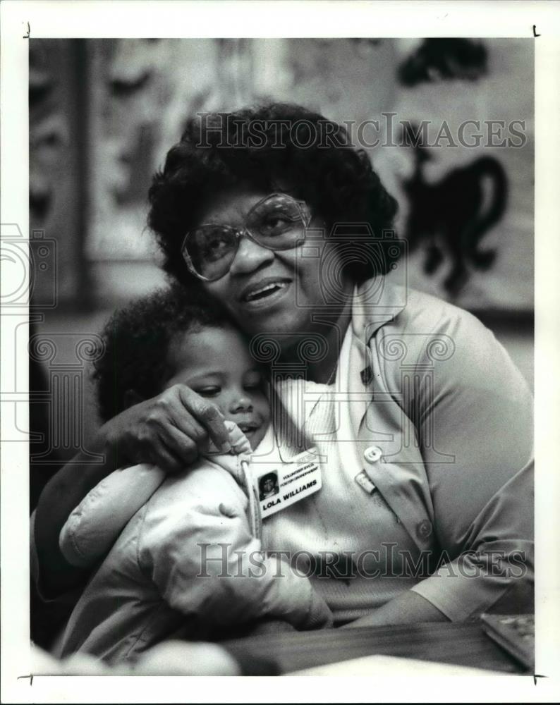 1989 Press Photo Lola Williams get a hug from Jonathan Sikula - Historic Images