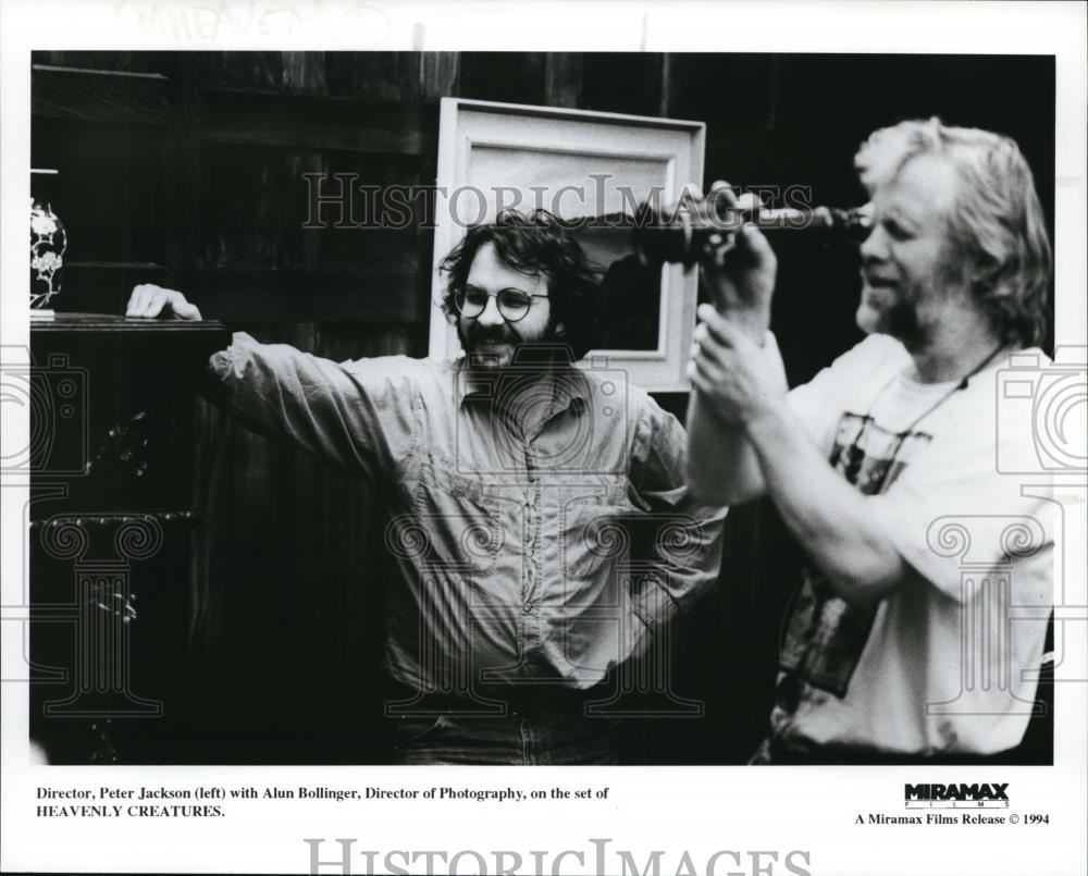 1994 Press Photo Director Peter Jackson Alun Bollinger on set Heavenly Creatures - Historic Images