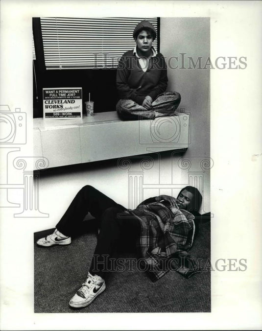 1989 Press Photo Lori Clark and Maynnno May on the Edna Hunter Center's lobby - Historic Images