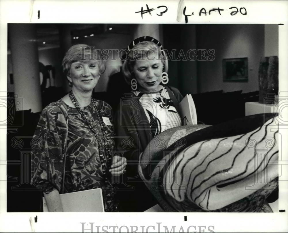 1991 Press Photo Diane Halpern and Dinny Bell at the art on the black auction - Historic Images