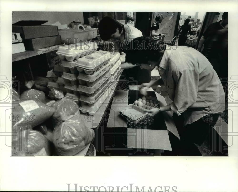 1984 Press Photo Volunteers carton eggs in the Food Coop - Historic Images