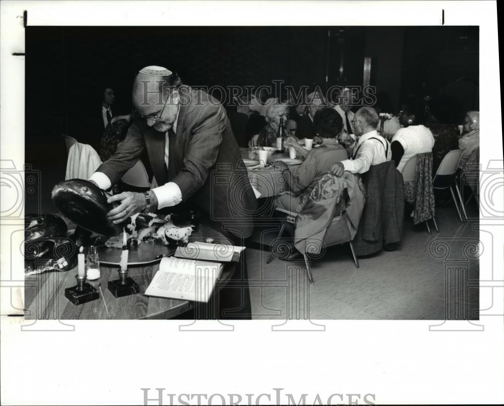 1990 Press Photo Rabbi Alan Lettofsky prepares bread prior to Jewish New Years - Historic Images