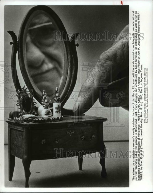 1980 Press Photo Jim park built the miniature woman's vanity - cva61764 - Historic Images