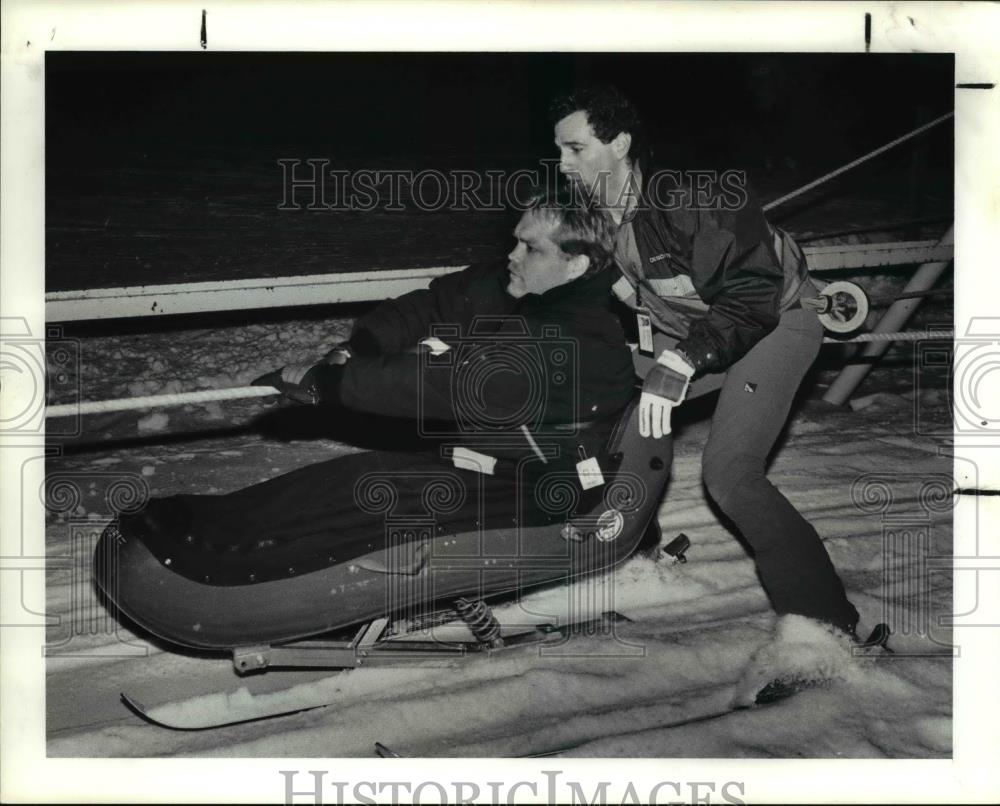 1991 Press Photo Mike Domann aided by David Littman - wheelchair skiing program - Historic Images