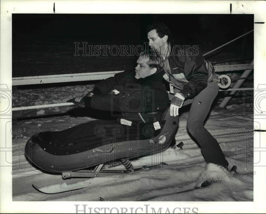 1991 Press Photo Mike Domann aided by David Littman - wheelchair skiing program - Historic Images