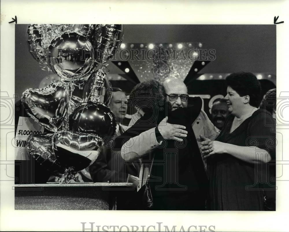 1986 Press Photo Instant Lottery winner Robert Keys after win announcement - Historic Images