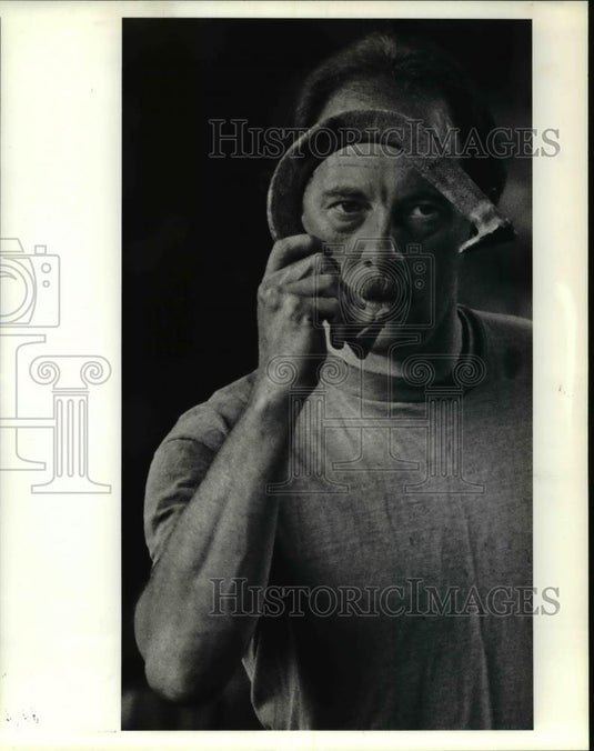 1990 Press Photo John Palmer of Burton takes aim with a horseshoe - Historic Images