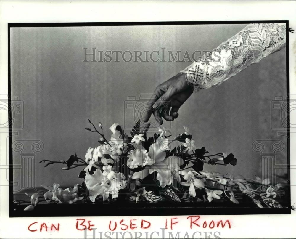 1986 Press Photo Bridal Bouquet Flowers for women over 35 - Historic Images