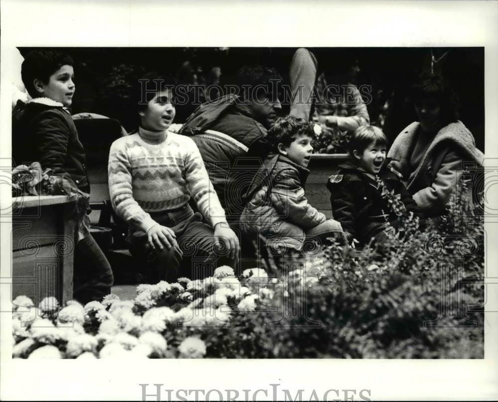 1986 Press Photo Boys watching the fountain show - Historic Images