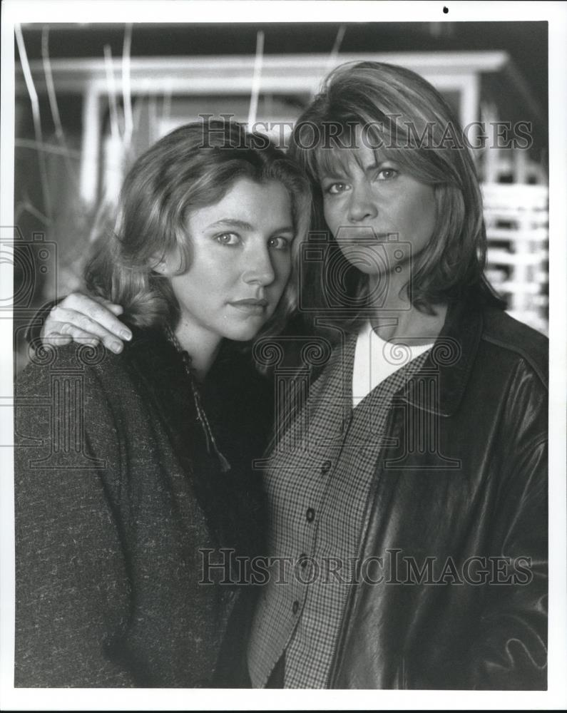 1998 Press Photo Sarah Chalke &amp; Markie Post in I&#39;ve been Waiting for You - Historic Images