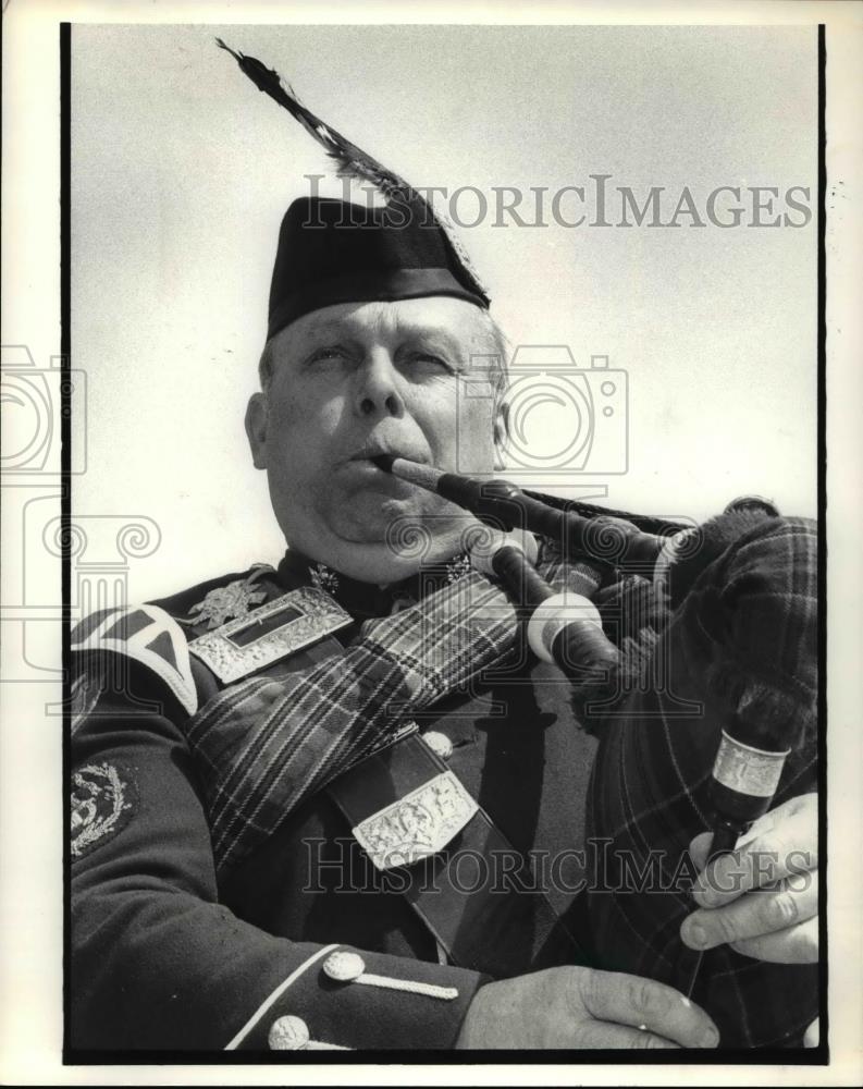 1980 Press Photo Jen Young playing his bagpipe at Ohio Scottish Games - Historic Images