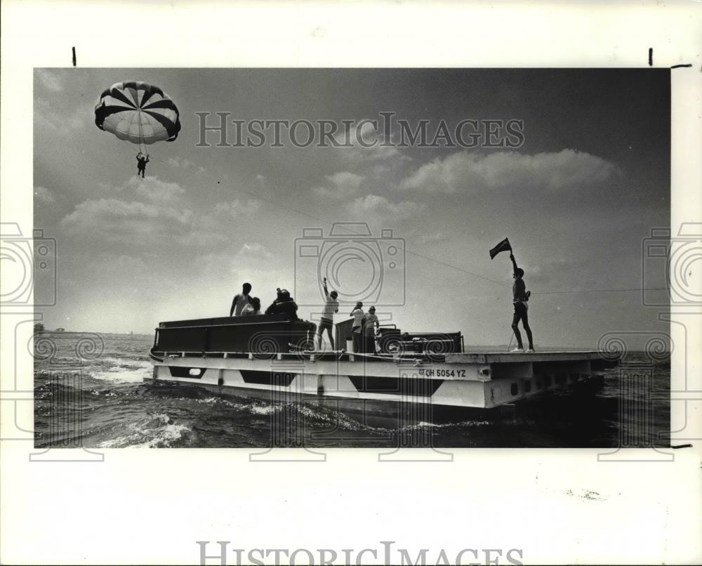 1988 Press Photo Tom Roehl holds up the winds direction flag &amp; Bob Barren - Historic Images