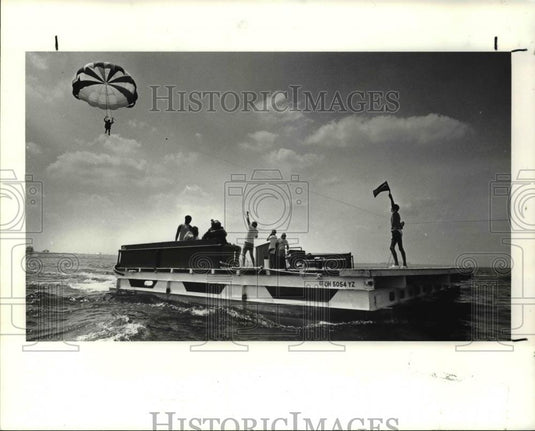 1988 Press Photo Tom Roehl holds up the winds direction flag & Bob Barren - Historic Images