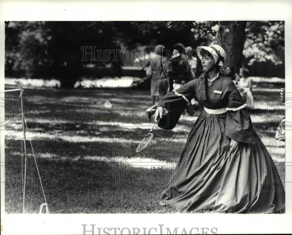 1985 Press Photo 4th of July Jubilee at Lawnfield, Deb Rickel plays badmitten - Historic Images