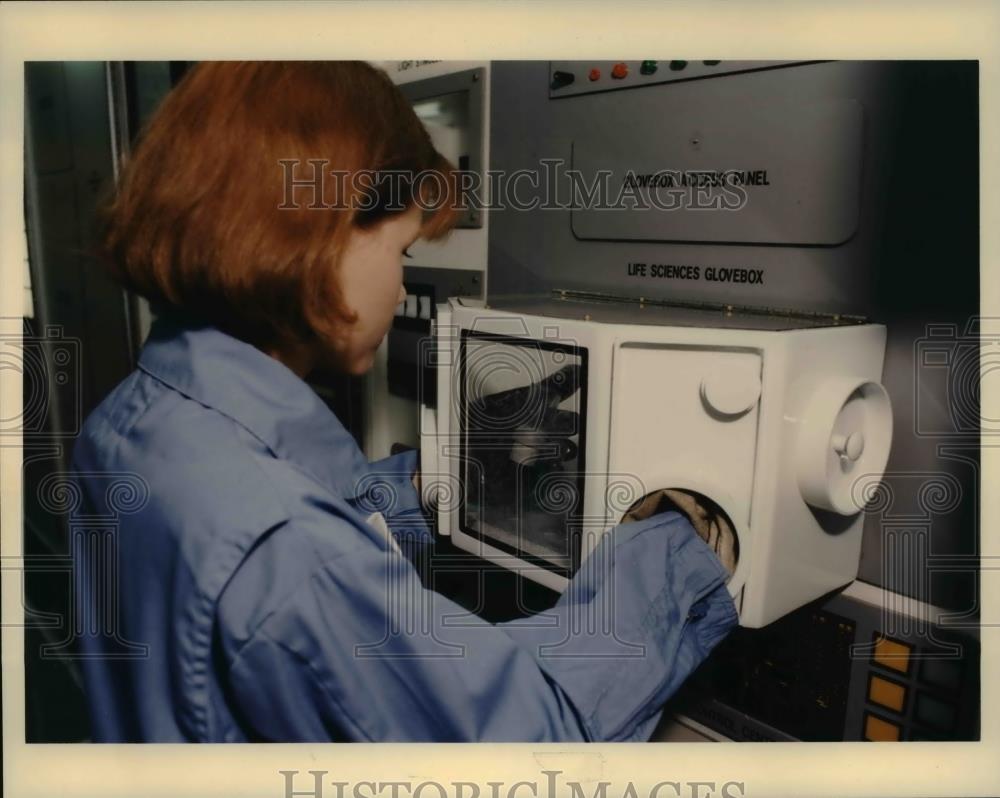 1995 Press Photo Jennifer Cantrell International Space Station Hands-on Exhibit - Historic Images