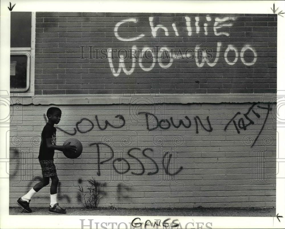 1990 Press Photo William Dukes outside the Mary Bethune Elementary School - Historic Images