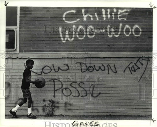1990 Press Photo William Dukes outside the Mary Bethune Elementary School - Historic Images