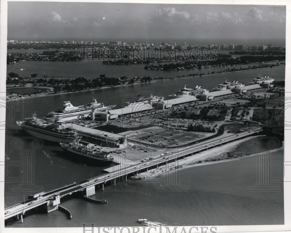 Press Photo The docked ships in the Miami Port - Historic Images