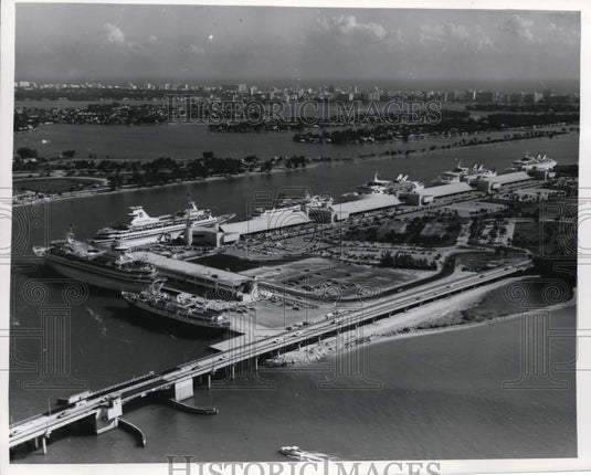 Press Photo The docked ships in the Miami Port - Historic Images