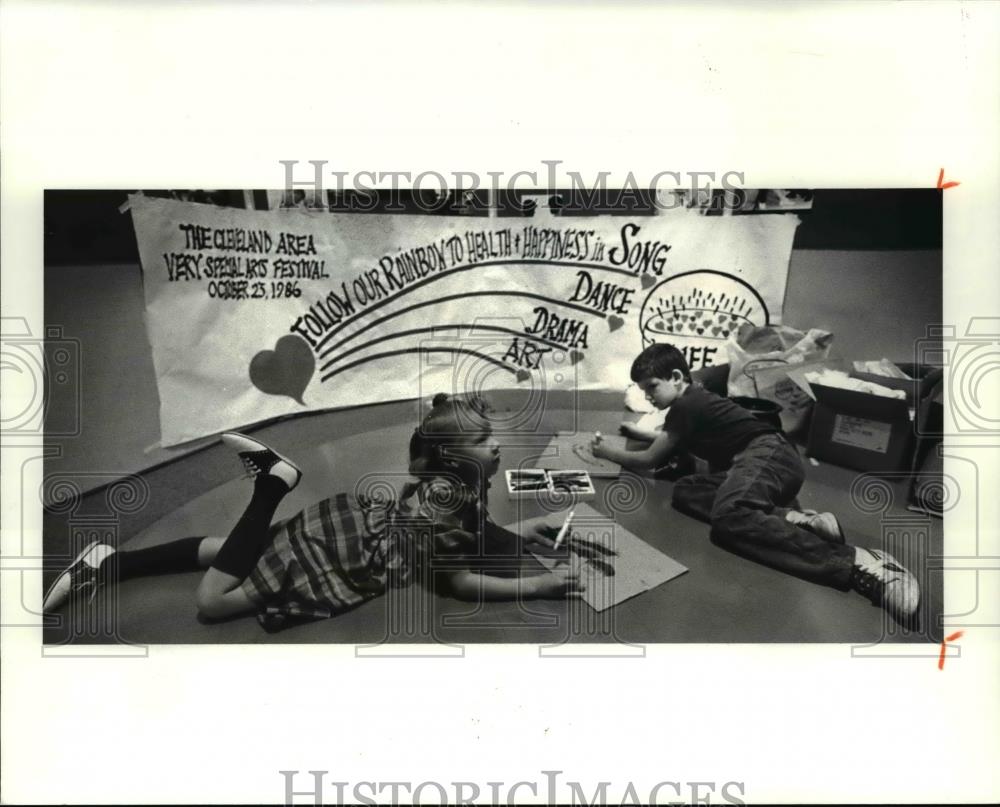 1986 Press Photo Kishia Whaley &amp; Richard Kirby enjoy coloring bags - Historic Images