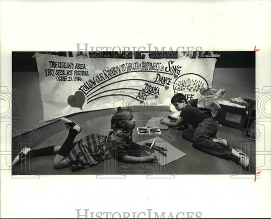 1986 Press Photo Kishia Whaley & Richard Kirby enjoy coloring bags - Historic Images
