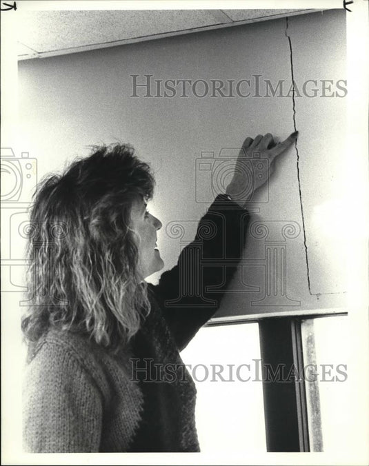 1986 Press Photo Kari Swietyniowski with the Attorney General's office points to - Historic Images