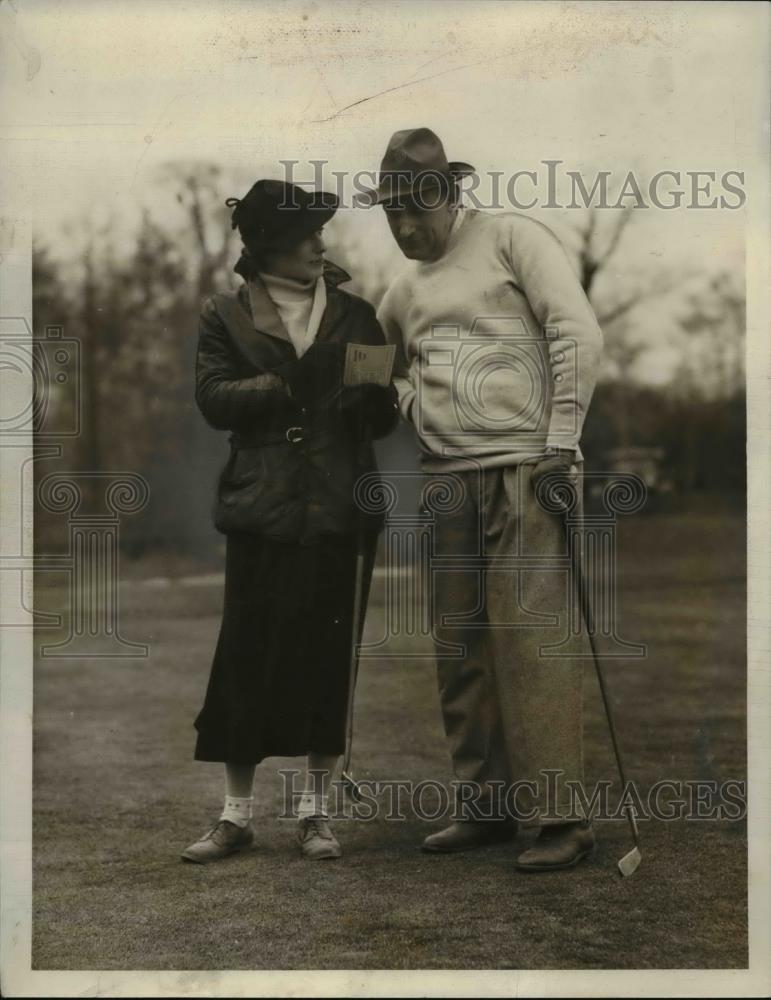 1935 Press Photo Betty Klug with golfer EJ Freeer - Historic Images