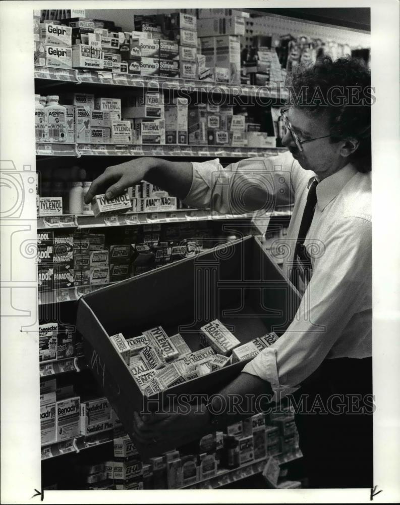 1986 Press Photo Steve Morinek emoves Tylenol from the shelves of Pick-N-Pay - Historic Images