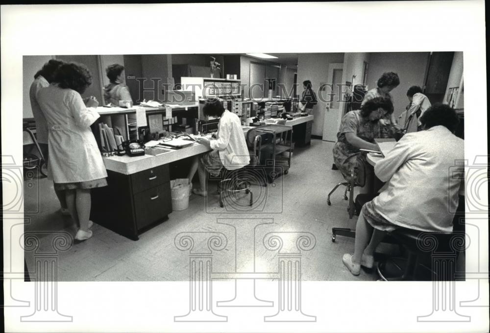 1983 Press Photo Busy Nurse&#39;s stataion - Historic Images