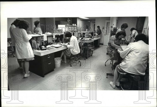 1983 Press Photo Busy Nurse's stataion - Historic Images