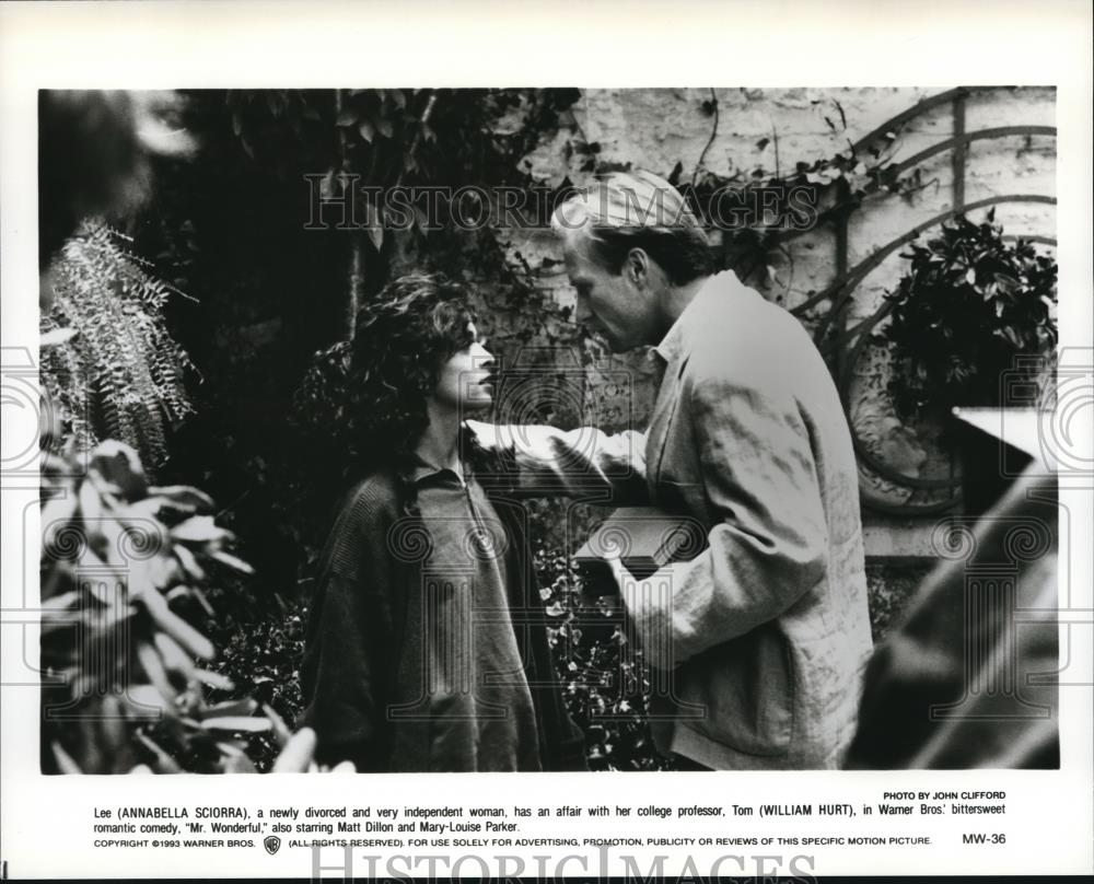 1994 Press Photo Annabella Sciorra and William Hurt star in Mr. Wonderful - Historic Images