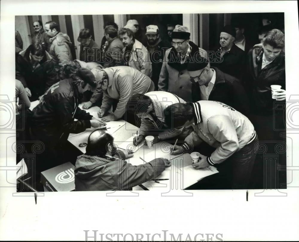1987 Press Photo Steelworker register for meeting at the Palace Theatre - Historic Images