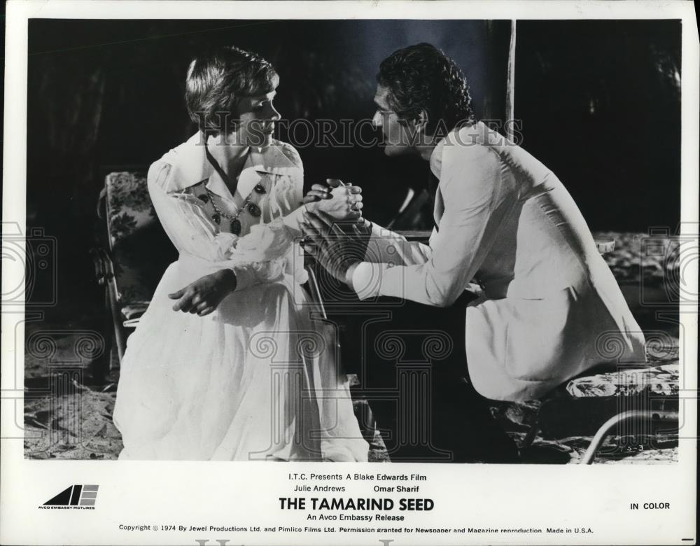 1974 Press Photo Julie Andews Amar Sharif The Tamarind Seed - cvp54250 - Historic Images